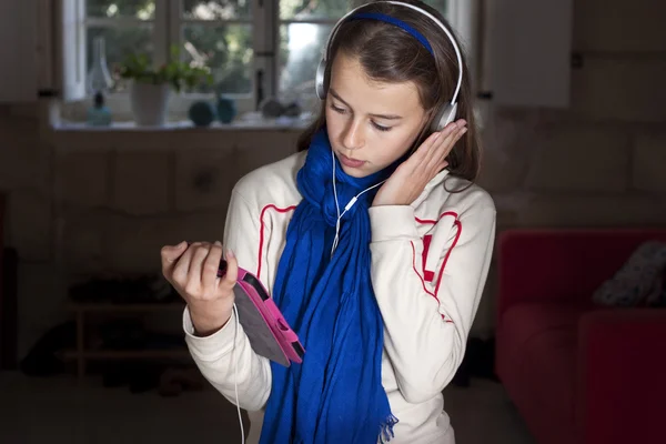 Adolescente con compressa — Foto Stock