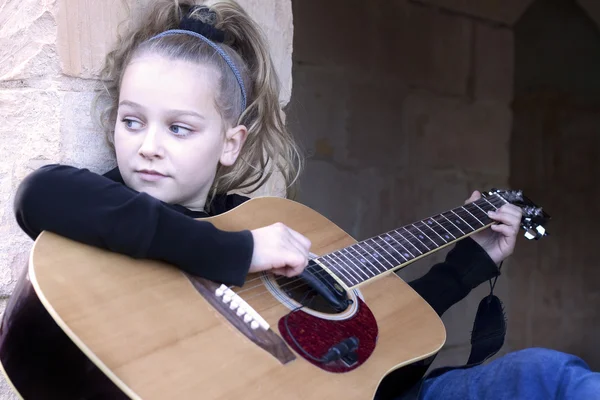 Meisje met een gitaar — Stockfoto