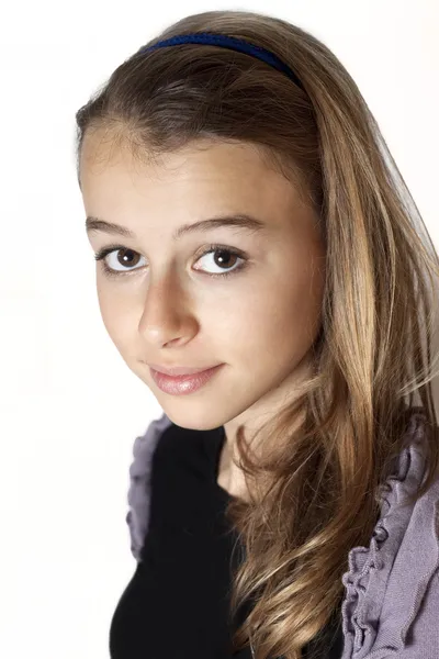 Gyönyörű tizenéves lány, és mosolyogva néz a kamerába. — Stock Fotó