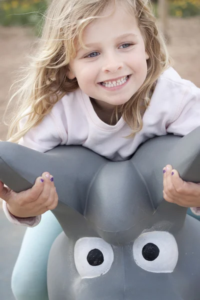 Ragazza sorridente al parco giochi — Foto Stock