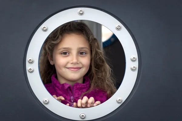 Girl looking out of hole — Stock Photo, Image