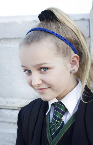 Menina da escola em uniforme escolar — Fotografia de Stock