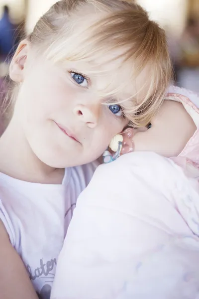 Niño con muñeca — Foto de Stock