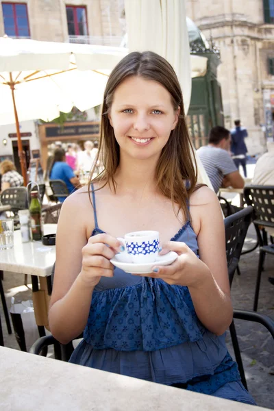 Vrouw koffie drinken op terras — Stockfoto