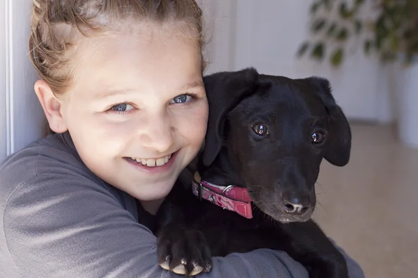 Köpek ile gülümseyen kız — Stok fotoğraf