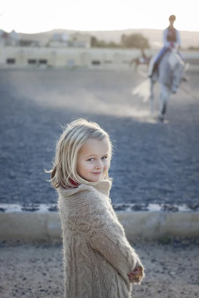 Dívka sledovat lekci jízdy na koni — Stock fotografie