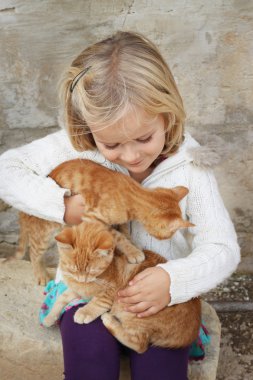 Çocuk yavru kedi ile