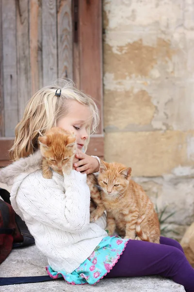 Дівчина з двома кошенятами Ліцензійні Стокові Фото