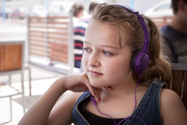 Dívka se sluchátky — Stock fotografie