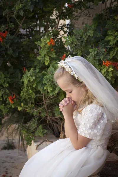祈祷的女孩第一次圣餐 免版税图库图片