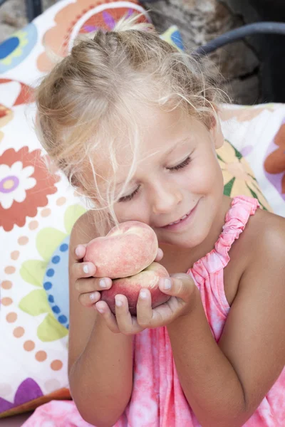 Dziecko z brzoskwini — Zdjęcie stockowe