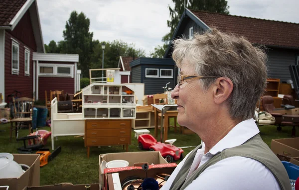 Senior woman at auction — Stock Photo, Image