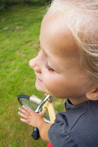 Bambino con bicicletta — Foto Stock