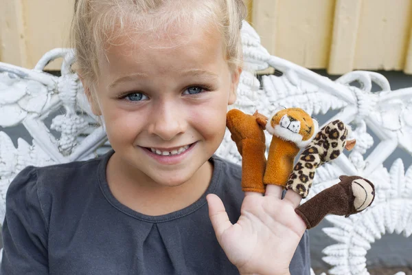 Barn med finger puppets — Stockfoto