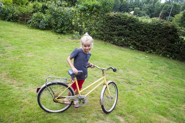 Bambino con bicicletta — Foto Stock