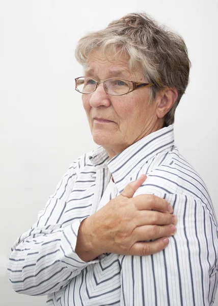 Yaşlı kadın acı içinde — Stok fotoğraf