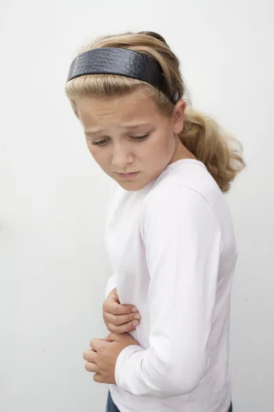 Criança com dor de estômago — Fotografia de Stock