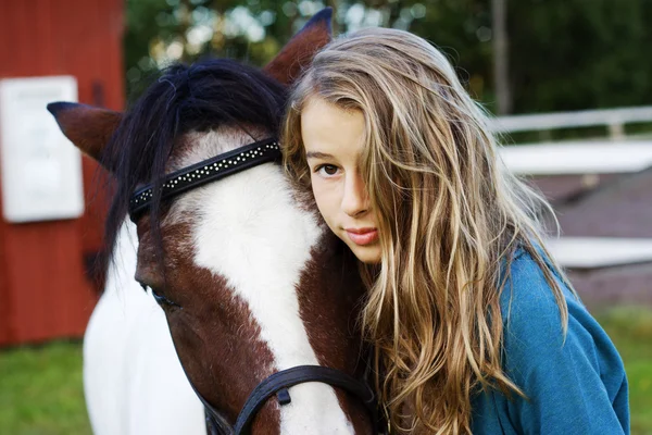 Adolescente y caballo de hielo — Foto de Stock