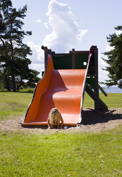 Trauriges Kind auf Spielplatz — Stockfoto