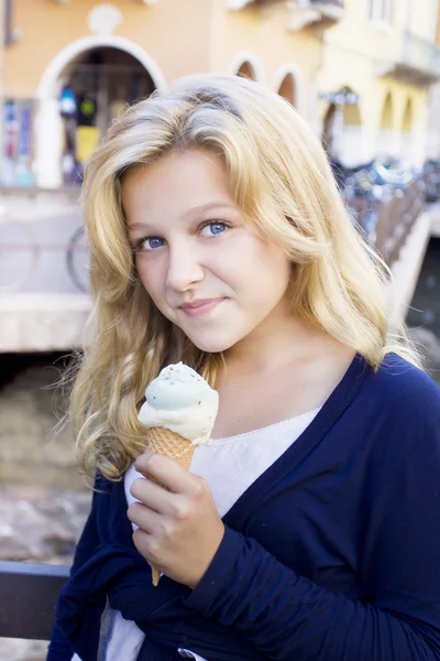Flicka äter glass — Stockfoto