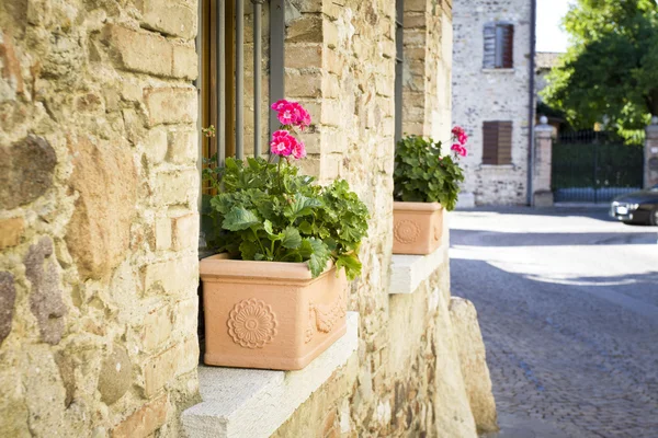 Antigua casa con flores en italia, europa — Foto de Stock