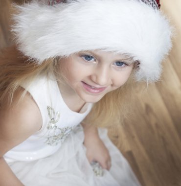 Çocuk kabarık santa şapka ile