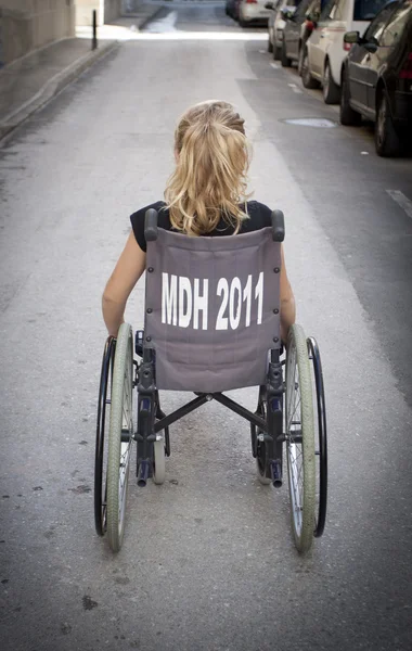Tekerlekli sandalyede tek başına çocuk — Stok fotoğraf