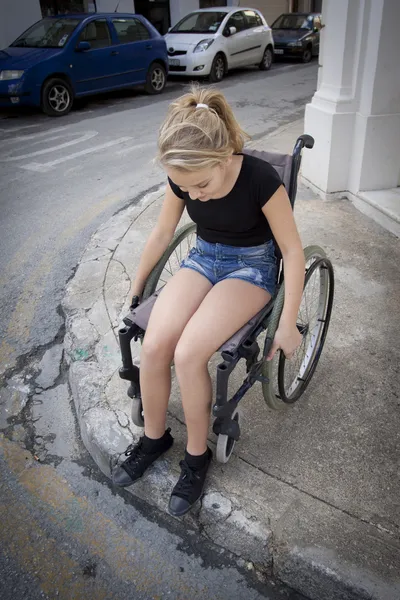 tekerlekli sandalye yol geçmeye çalışırken yüz yüze