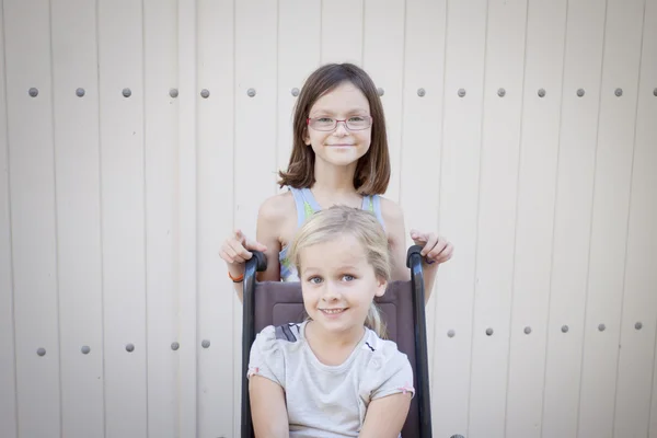 tekerlekli sandalye ile kız