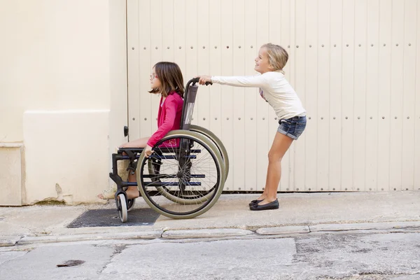 Kinderen met rolstoel — Stockfoto