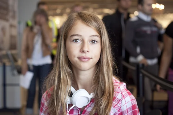 Adolescente no aeroporto viajando — Fotografia de Stock