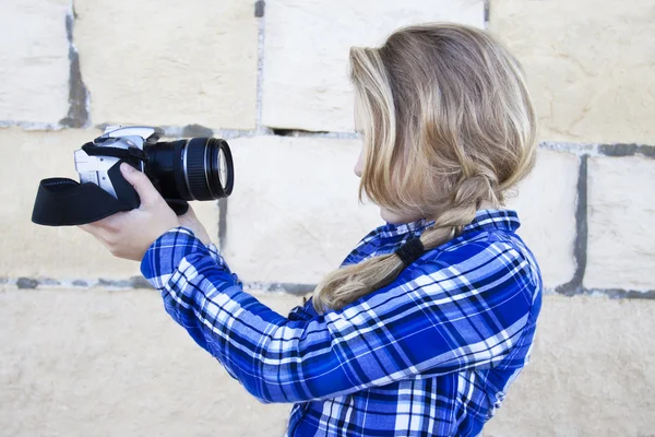 Δροσερό παιδί κρατώντας μια φωτογραφική μηχανή, λαμβάνοντας μια φωτογραφία του εαυτού της — Φωτογραφία Αρχείου