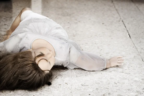 terk edilmiş bebek yere atılmış