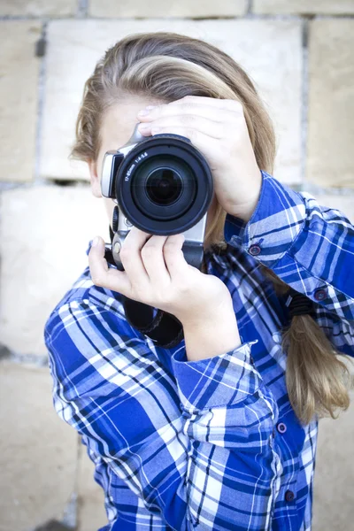 Tonåring med kamera — Stockfoto