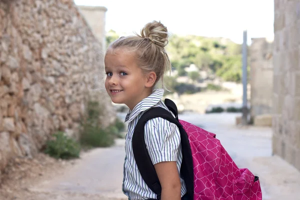 Escuela chica con bolsa fuera — Foto de Stock