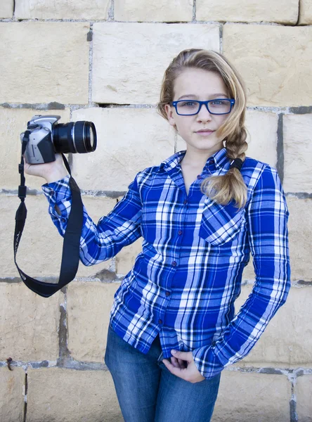 Κορίτσι κρατώντας φωτογραφική μηχανή snapping μια selfie — Φωτογραφία Αρχείου