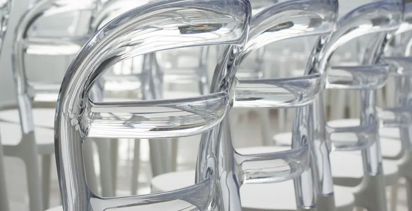 Satır modern plastik sandalye tasarlanmış — Stok fotoğraf