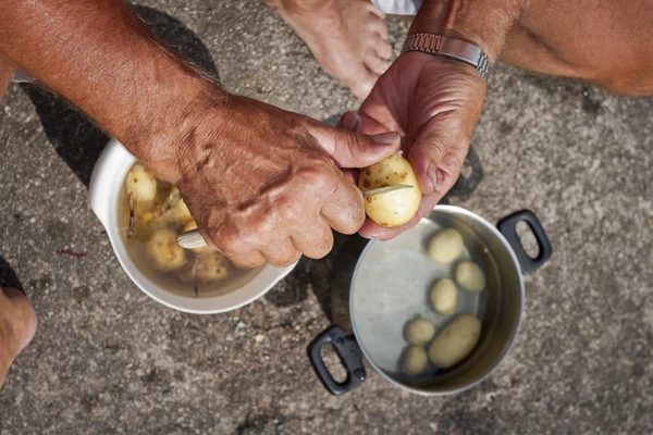 Traditional way of peeling potatoes — Stock Photo, Image