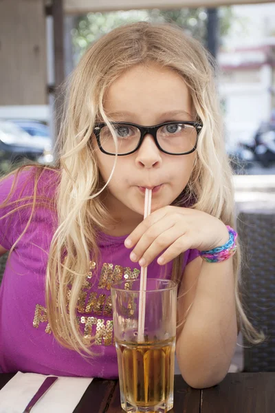 Kind met een drankje en stro — Stockfoto