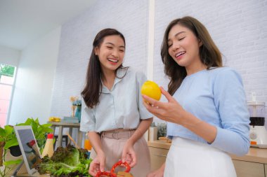 Genç Asyalı çift evde salata pişirmeyi sever..