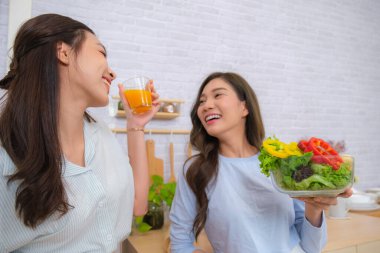 Genç Asyalı çift evde salata pişirmeyi sever..