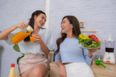 Genç Asyalı çift evde salata pişirmeyi sever..