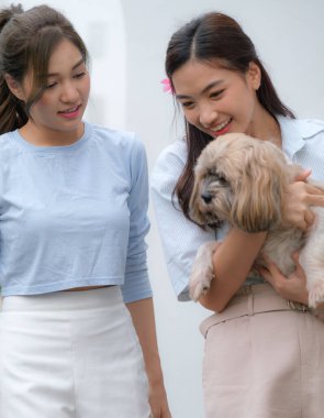 Genç çift evlerinin arka bahçesinde dinleniyor..