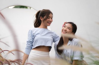 Genç çift evlerinin arka bahçesinde dinleniyor..