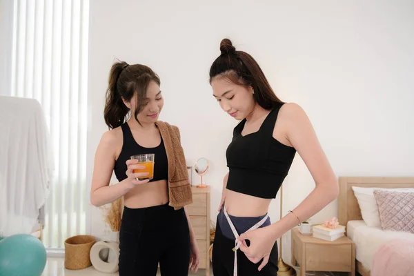 Jeune Couple Asiatique Femmes Passer Des Temps Maison Pour Exceriser — Photo
