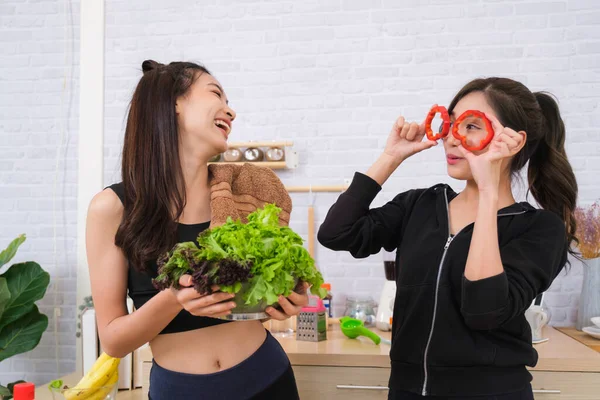 Joven Pareja Mujeres Con Ropa Deportiva Disfrutar Hacer Ensalada — Foto de Stock