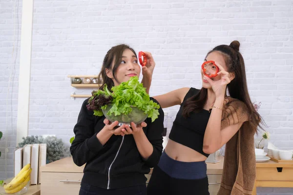 Young Couple Women Sports Clothing Enjoy Make Salad — Stock Photo, Image