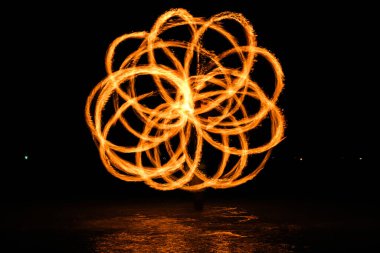 Ateş kuklası geceleri sahilde hareket halinde.