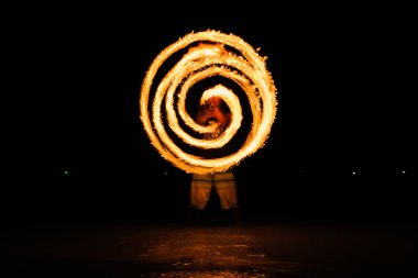 Ateş kuklası geceleri sahilde hareket halinde.