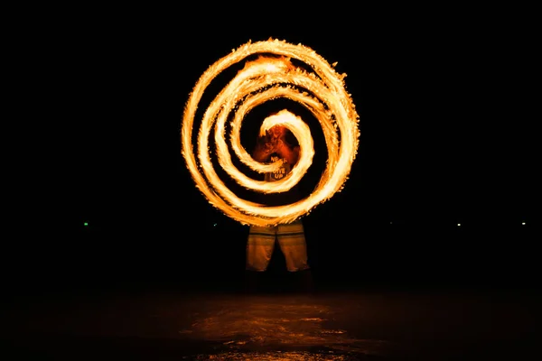Ateş Kuklası Geceleri Sahilde Hareket Halinde — Stok fotoğraf